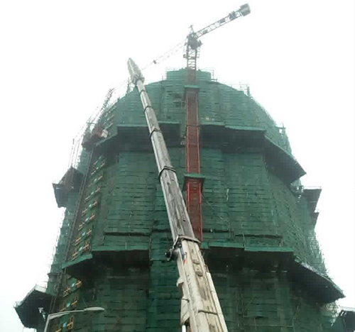 嘉峪关市吊车在工地上作业